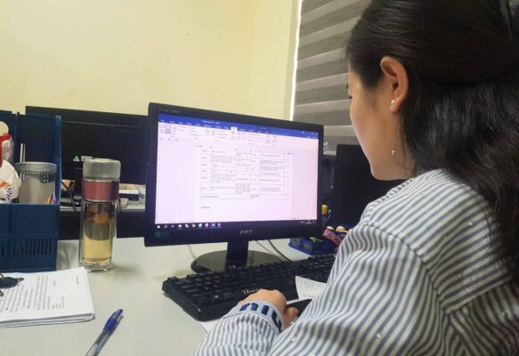 Máy tính để bàn học tập online